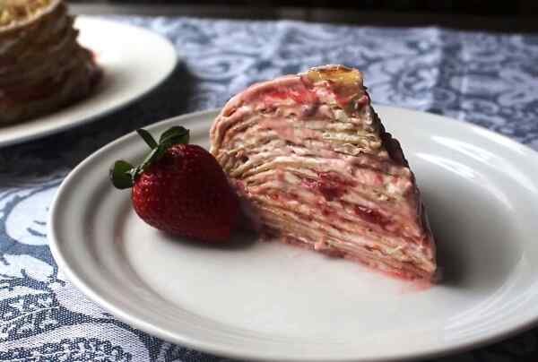 Блинный торт с клубникой