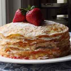 Блинный торт с маскарпоне и клубникой