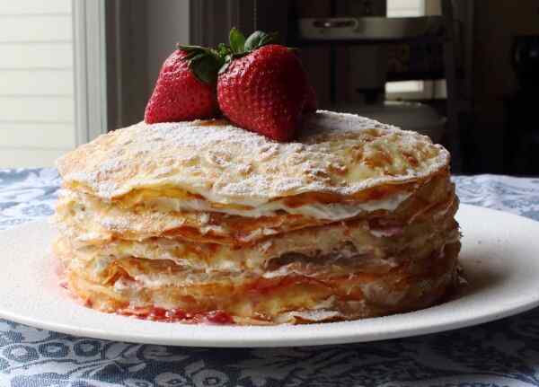 Торт из блинов с клубникой и сыром маскарпоне