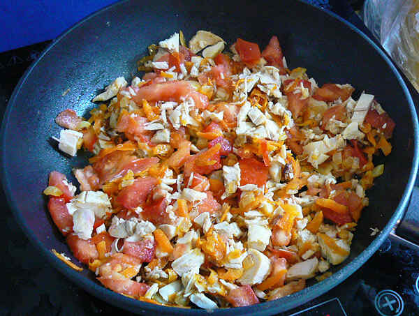 Салат горячий с курицей и перцем