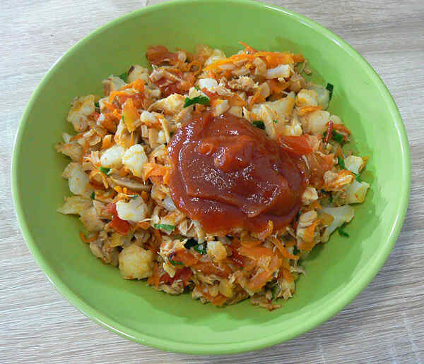 Горячий салат с курицей и овощами