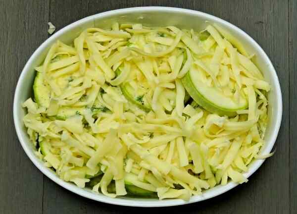 Кабачки запеченные в сметане с сыром и чесноком
