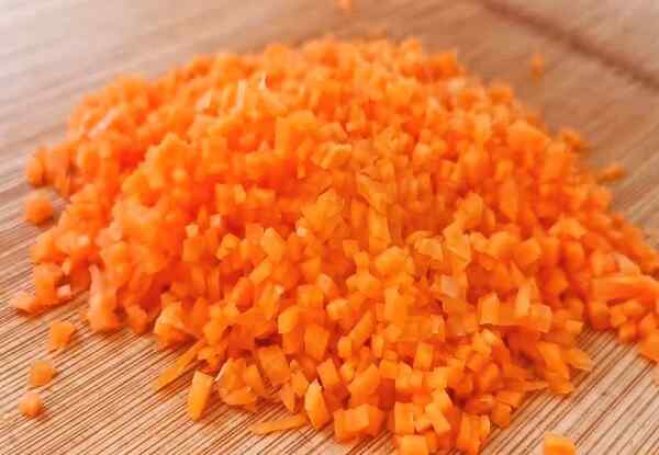 Нарезаем морковь мелкими кубиками