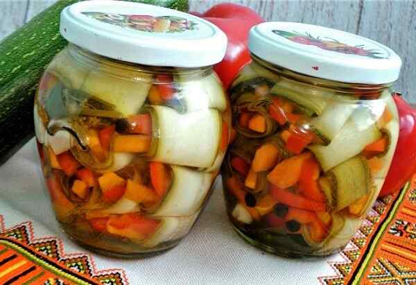 Маринованные рулетики из кабачков с морковью и перцем