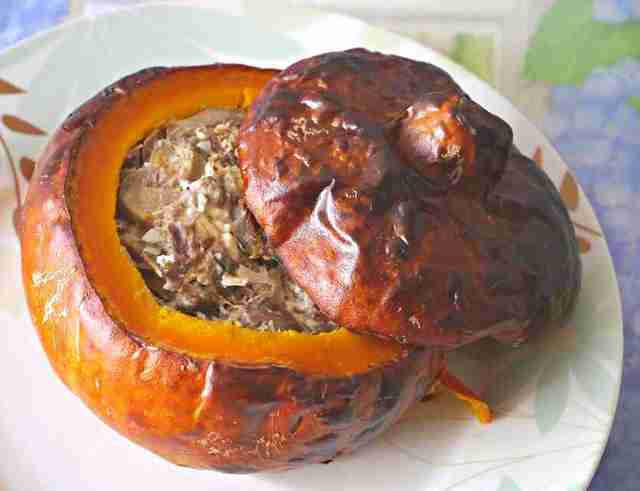 Тыква, фаршированная курицей, сыром и грибами