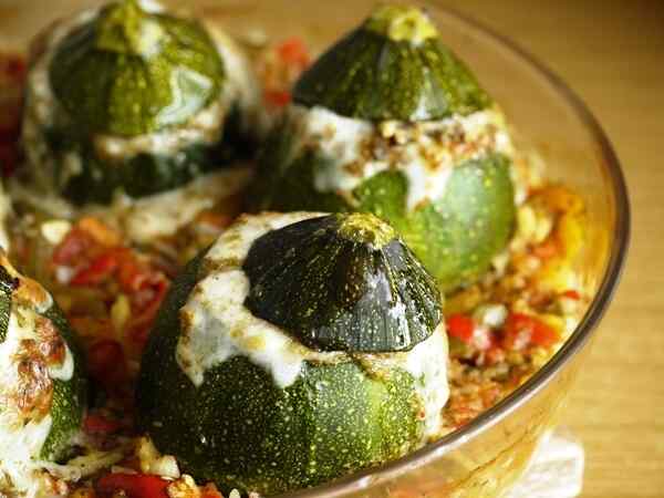 Кабачки с рисом, мясом и сыром на овощной подушке Кабачки с рисом, мясом и сыром на овощной подушке