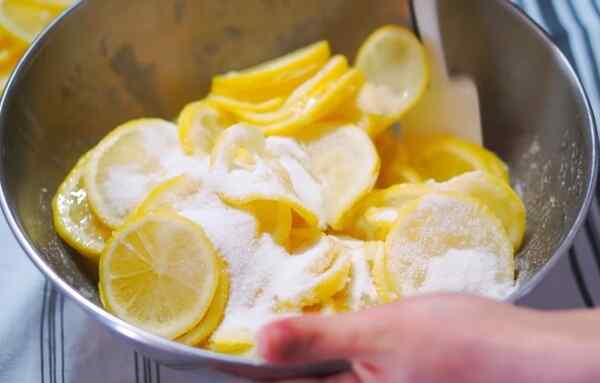 Перемешиваем дольки с сахаром