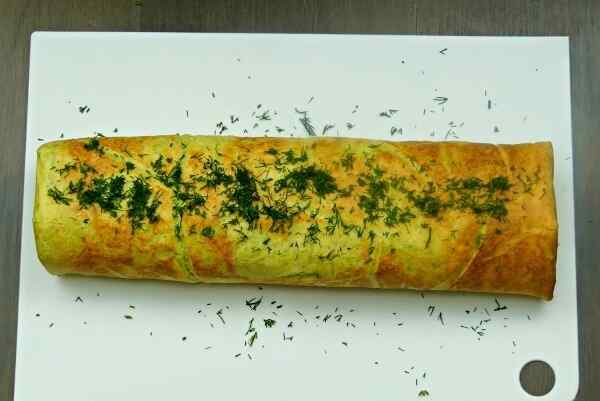 Кабачковый рулет с начинкой из сыра