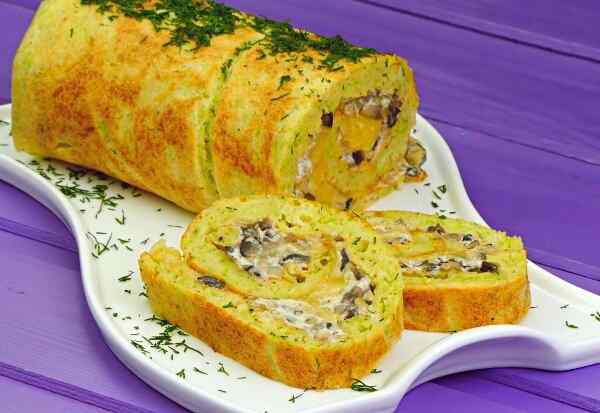 Вкусная закуска – рулет из кабачков с грибами
