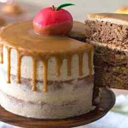 Яблочный торт с карамелью