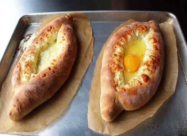 Хачапури из творога с яйцом и сыром