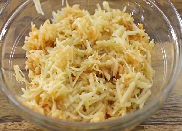 Яблочный пирог с овсяными хлопьями и мукой