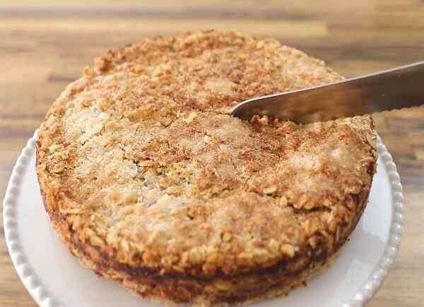 Яблочный пирог с овсяными хлопьями и корицей