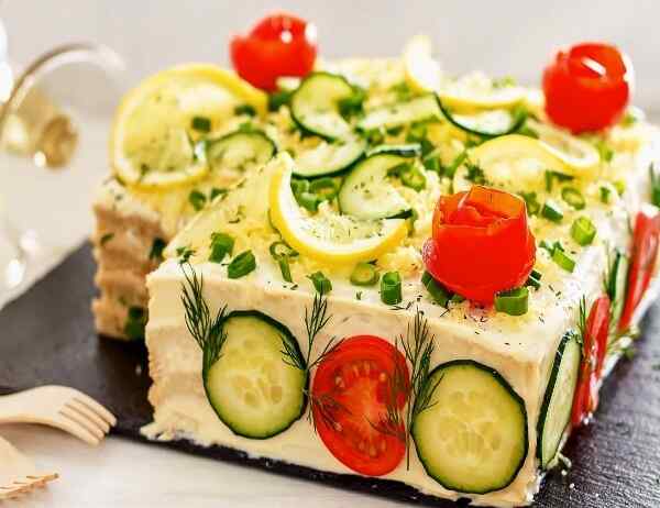 Пикантный закусочный торт с тунцом