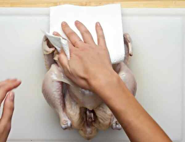 Курица с хрустящей корочкой в духовке целиком