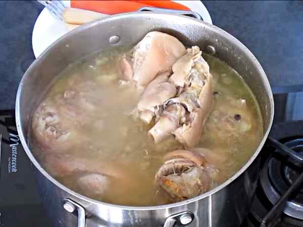 Варим холодец из рульки и свиных ножек