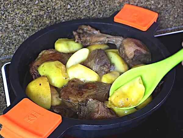 Утка как приготовить вкусно кусочками в духовке
