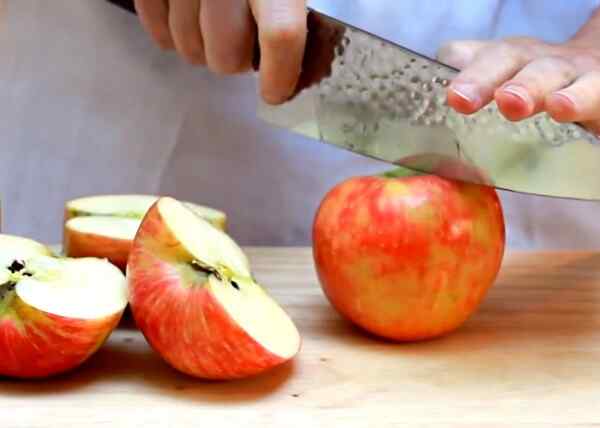 Яблоки чистим от кожуры