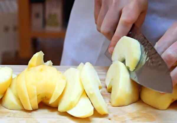 Яблоки нарезаем дольками