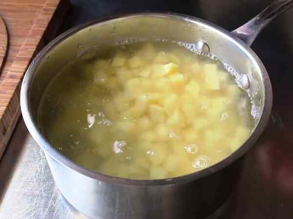Картофель отварить