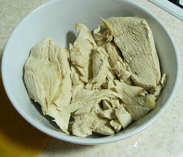 Салат с копченой курицей и фасолью